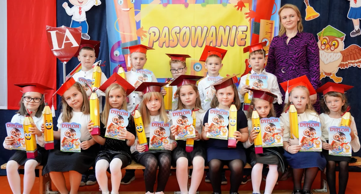 Na zdjęciu fragment uroczystości w szkole w Skomlinie / Fot. Szkoła Podstawowa im. Komisji Edukacji Narodowej w Skomlinie