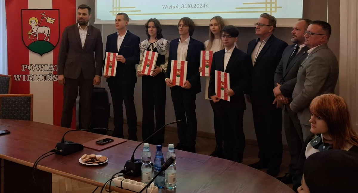 Zdjęcie z rozdania stypendiów starosty wieluńskiego