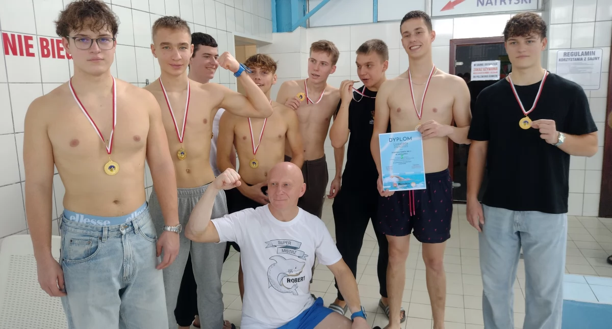 Na zdjęciu zwycięski zespół pływaków reprezentujący Zespół Szkół nr 1 wraz z trenerem Robertem Grabowskim/fot.SZS