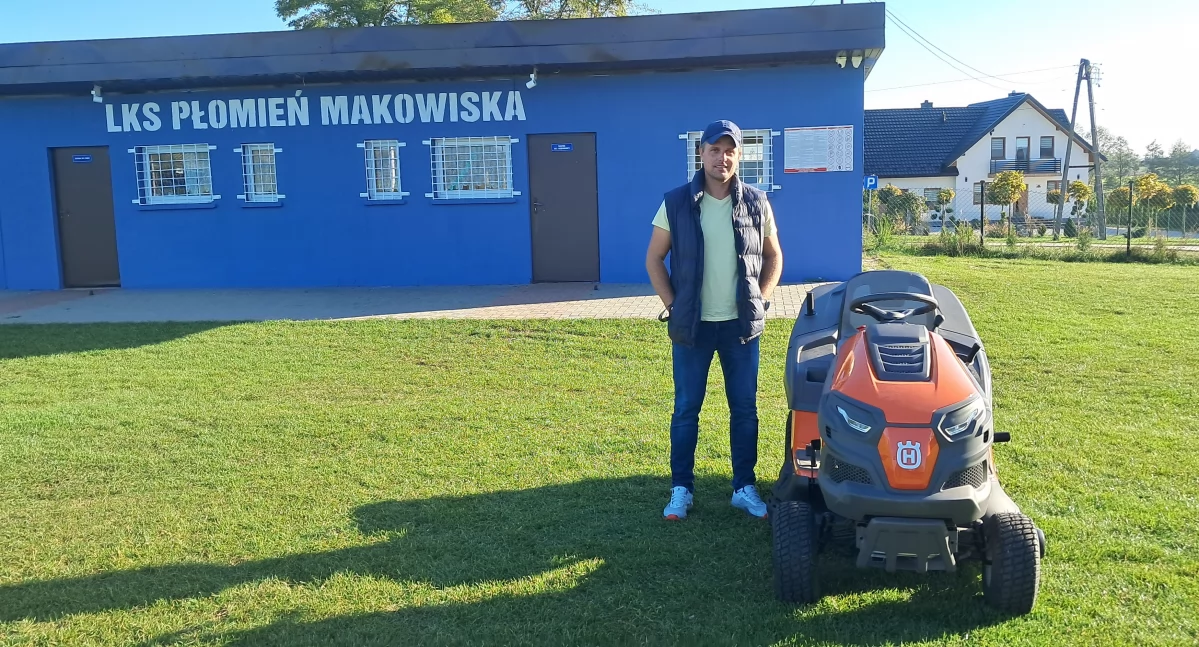 Na zdjęciu nowy traktorek do koszenia trawy, sfinansowany przez Urząd Miejski w Pajęcznie dla klubu LKS Płomień Makowiska/fot. Płomień Makowiska 