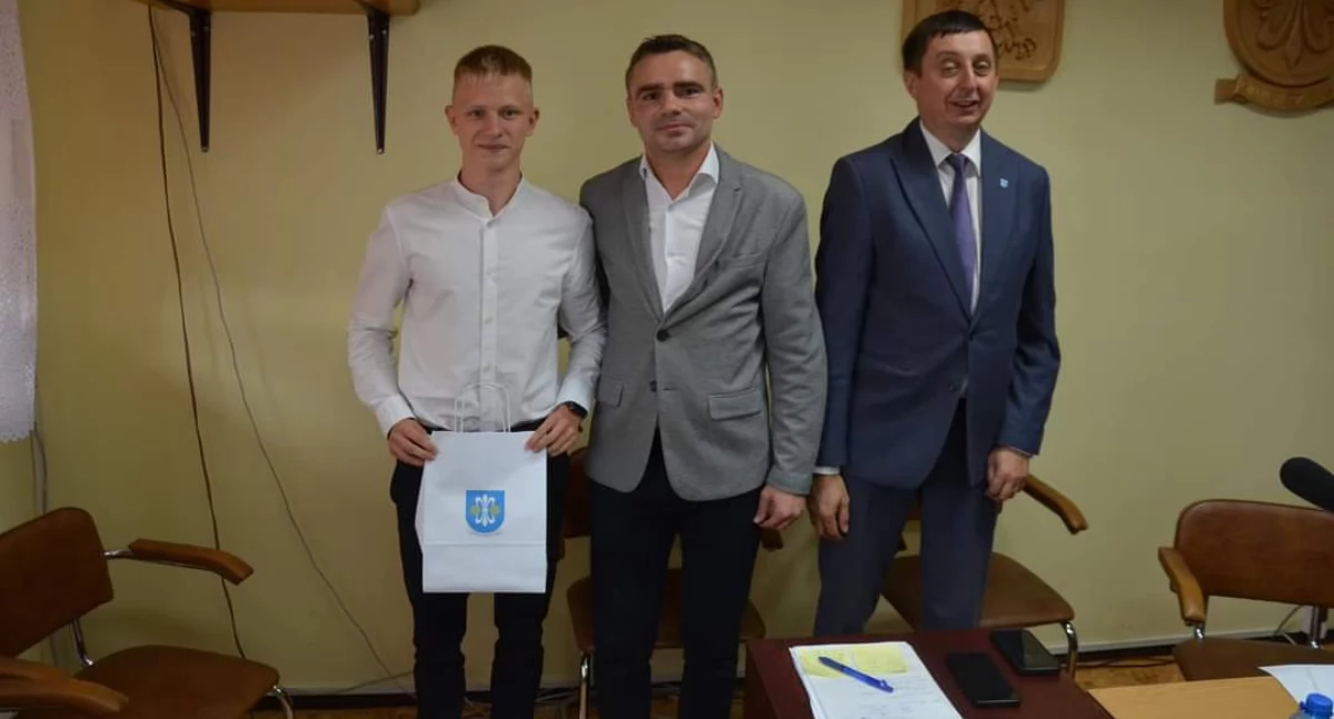 Na zdjęciu biegacz Michał Bator z władzami gminy Wierzchlas/fot. archiwum prywatne Michał Bator 