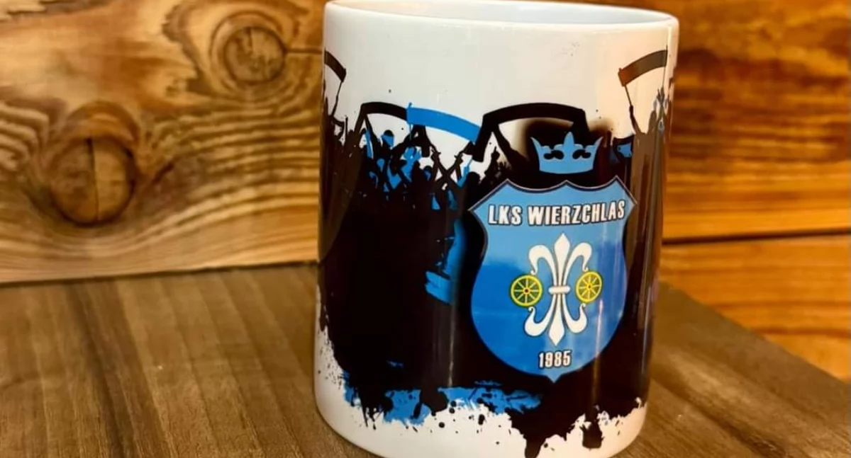 Na zdjęciu jeden z gadżetów przeznaczonych do licytacji na rzecz Maksia, klubowy kubek/fot. LKS Wierzchlas 