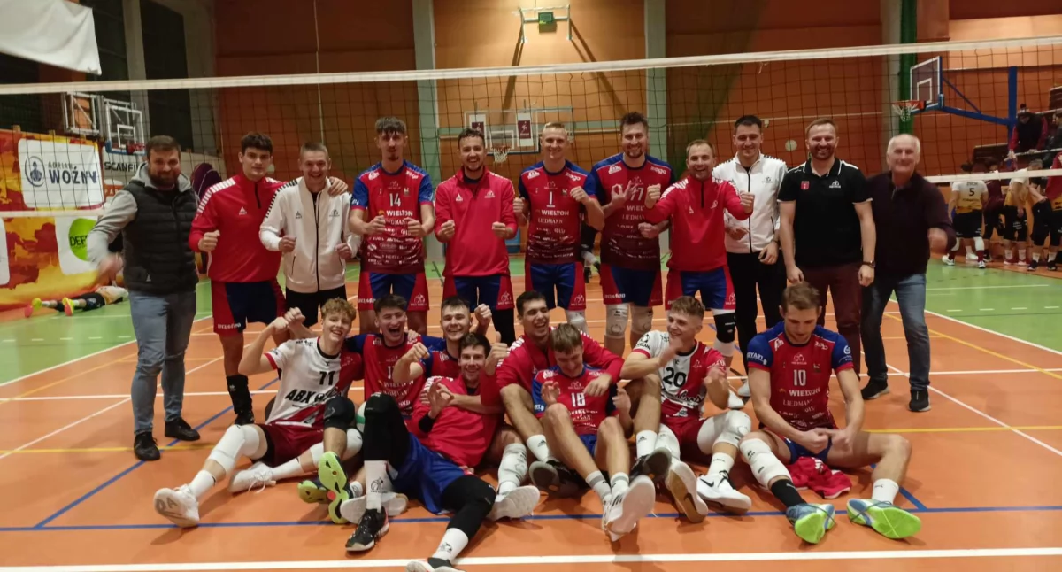 Na zdjęciu siatkarze WKS-u Wieluń po zwycięskim meczu w Sieradzu, z miejscowym Tubądzin Volley/ fot. Leszek Pałyga 
