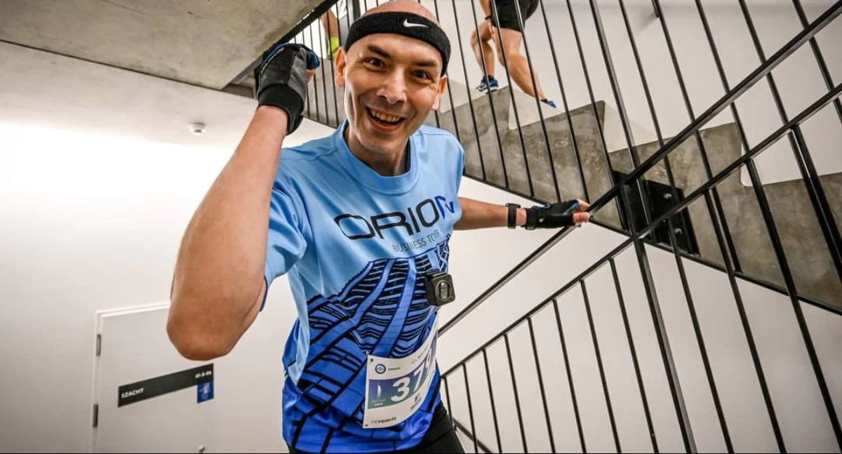 Na zdjęciu Marek Martyniak zawodnik uprawiający towerrunning/fot. Marek Martyniak 