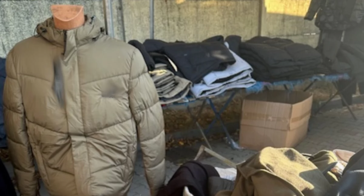 Na zdjęciu podrobiony towar, sprzedawany na wieluńskim targowisku / Fot. KAS Łódź