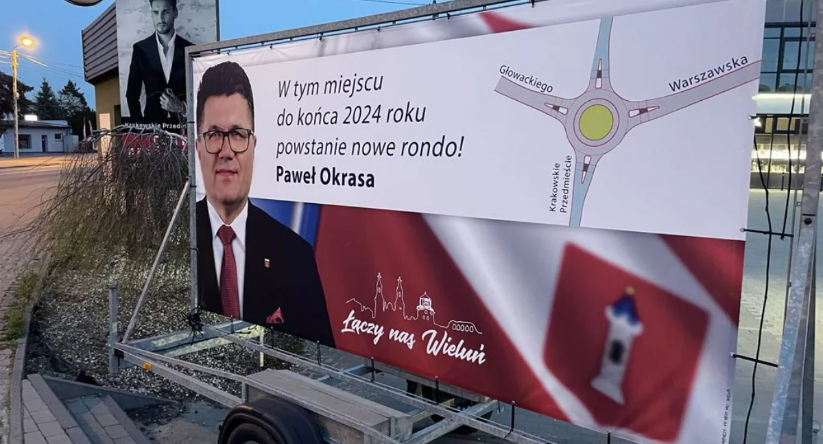 Na zdjęciu baner, na którym Paweł Okrasa, jeszcze w kampanii, obiecywał rondo... Składając obietnicę przed wyborami, Paweł Okrasa najpewniej wiedział, że nie ma szans na realizację inwestycji do końca 2024 roku / fot.: Sławomir Rajch