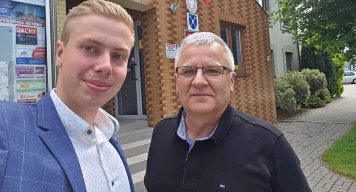 Na zdjęciu Radny Rady Powiatu Pajęczańskiego - Jakub Wejman wraz Krzysztofem Piekarzem, Prezesem Zarządu Powiatowego ZOSP RP w Pajęcznie oraz Radny Rady Powiatu Pajęczańskiego/fot. Jakub Wejman