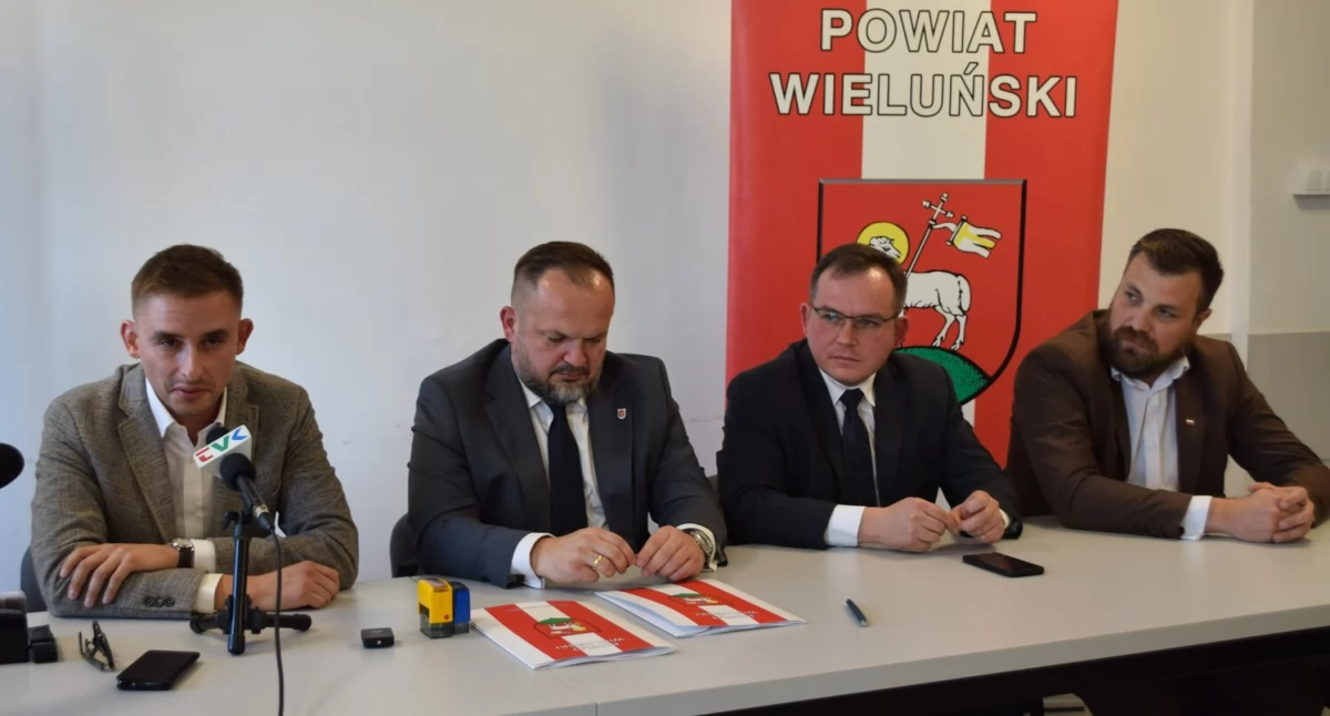 Na zdjęciu moment podpisania umowy na przebudowę i remont szpitala / fot.: Powiat Wieluński