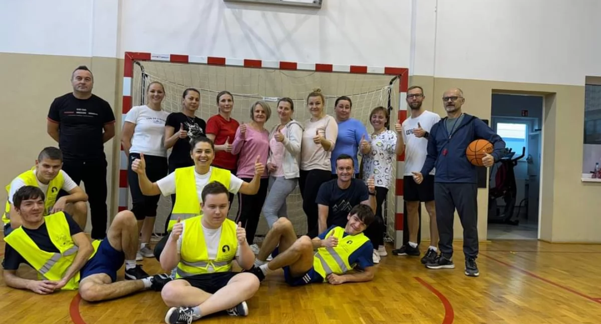 Na zdjęciu uczestnicy integracyjnego meczu koszykówki w Specjalnym Ośrodku Szkolno-Wychowawczym w Gromadzicach/fot.SOSW w Gromadzicach 