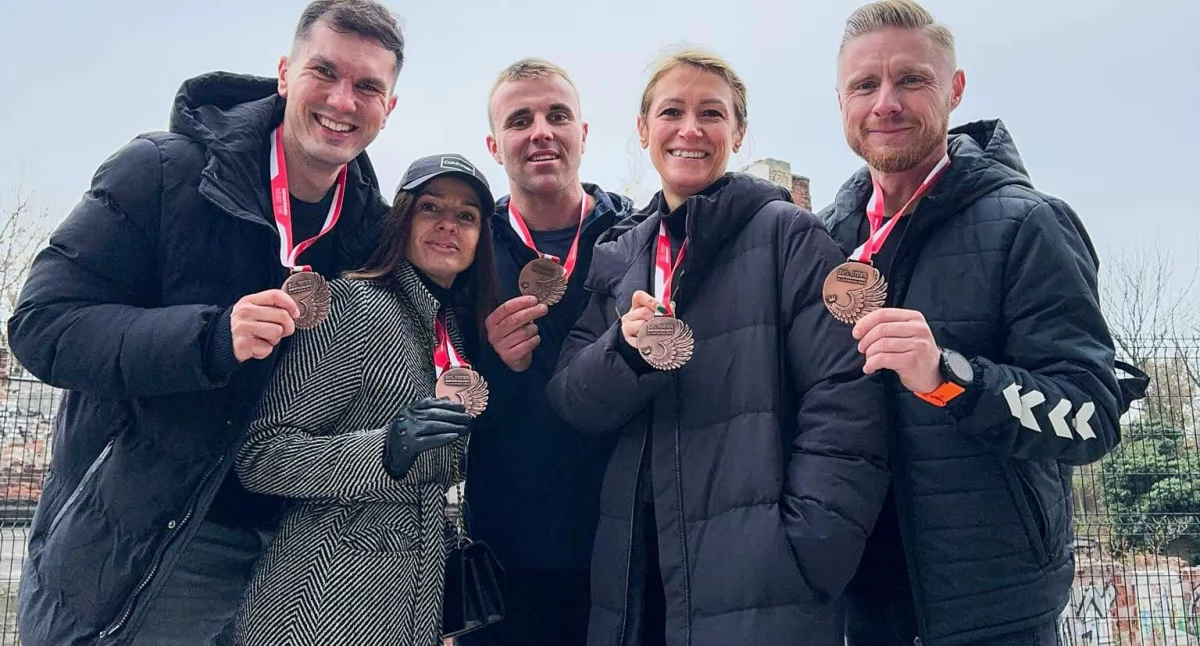 Reprezentanci Stowarzyszenia Wieluń Biega z medalami na szyi po ukończeniu 34.Biegu Niepodległości w Warszawie/fot. archiwum prywatne Kacper Kaczmarek 