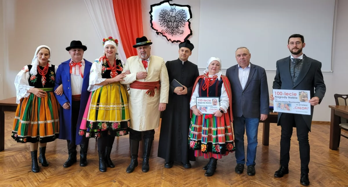 Zdjęcia z akcji w setną rocznicę otrzymania nagrody Nobla przez Władysława Reymonta / fot.: Gminne Centrum Kultury i Biblioteka Publiczna w Konopnicy 
