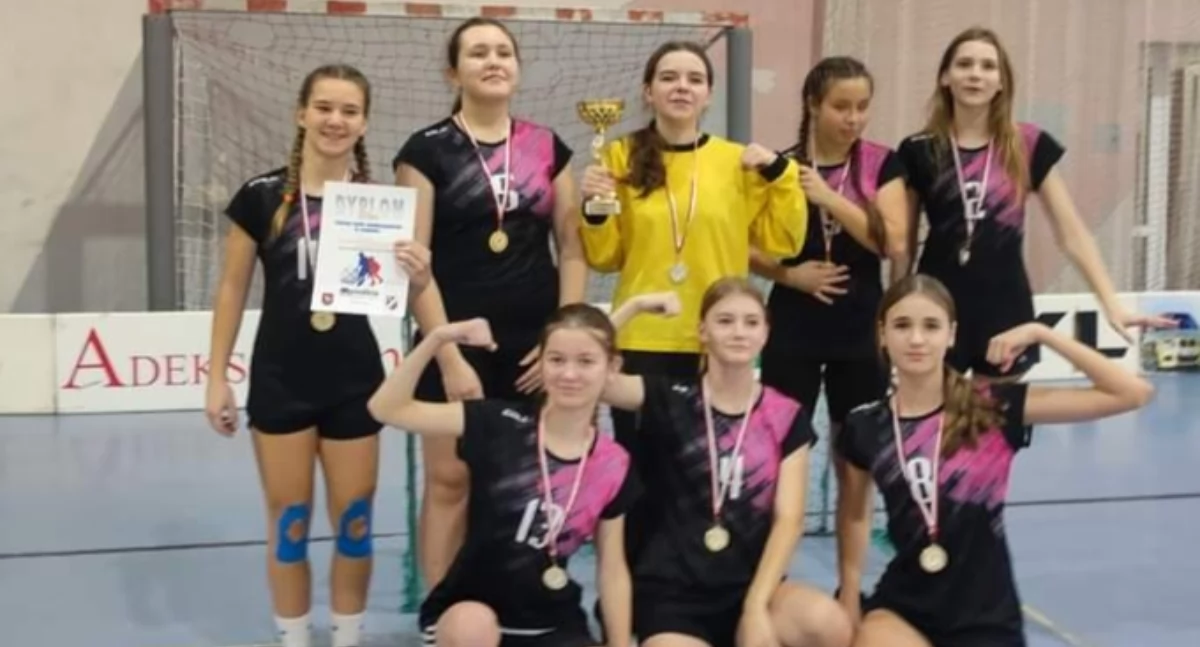 Zwyciężczynie Mistrzostw Powiatu Wieluńskiego w kategorii dziewcząt - Zespół Szkół Samorządowych imienia Władysława Stanisława Reymonta w Pątnowie /fot.SP Pątnów, Konopnica, Osjaków