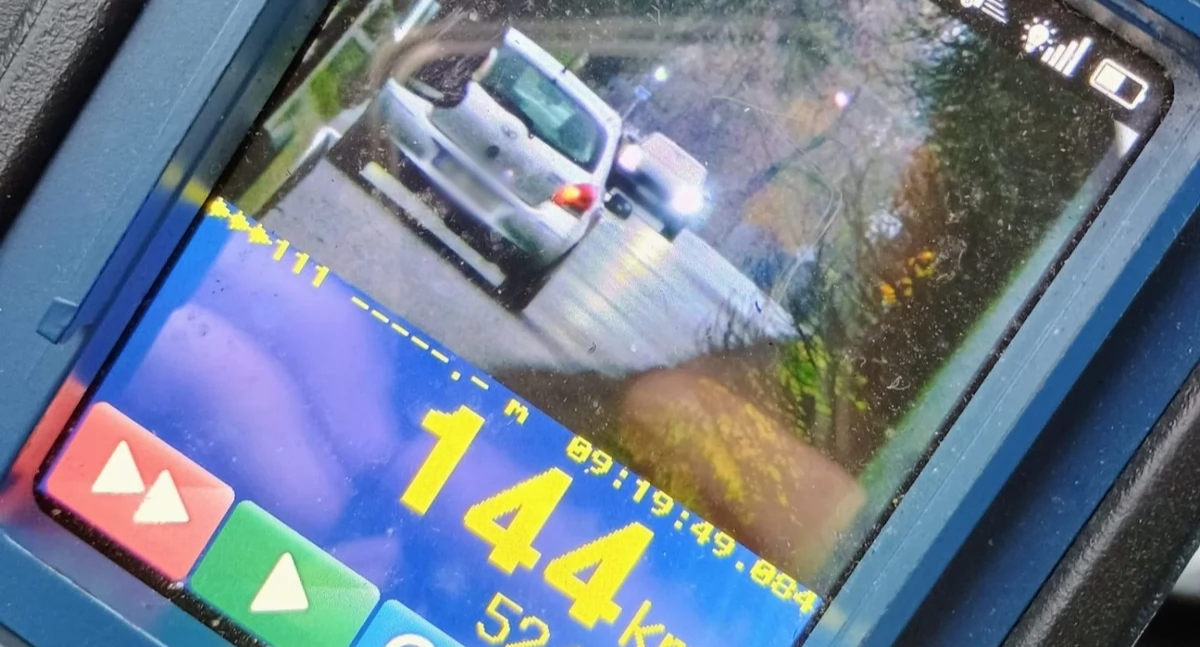 Na zdjęciu pojazd, który jechał z nadmierną prędkością w Radoszewicach / Fot. KPP Pajęczno 