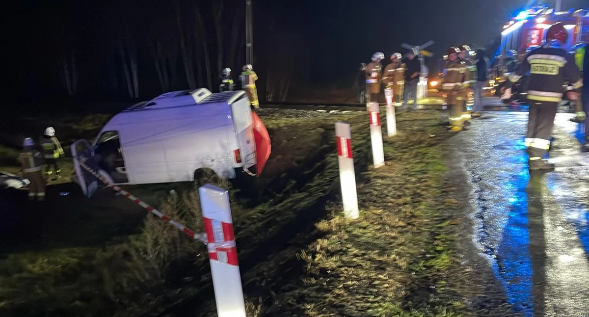 Zdjęcia z miejsca wypadku - po zderzeniu samochodu z pociągiem zginął 77-latek / fot.: Sylwester Paluszczak