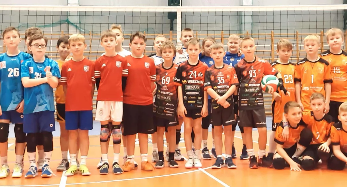 Uczestnicy turnieju minisingli w Wieluniu, na parkiecie na czele z zawodnikami WKS-u Wieluń/fot. Tomasz Stysiak 