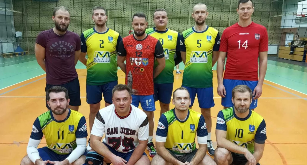 Na zdjęciu uczestnicy Wieruszowskiej Powiatowej Ligi Siatkówki - Malik Development/fot.WPLS