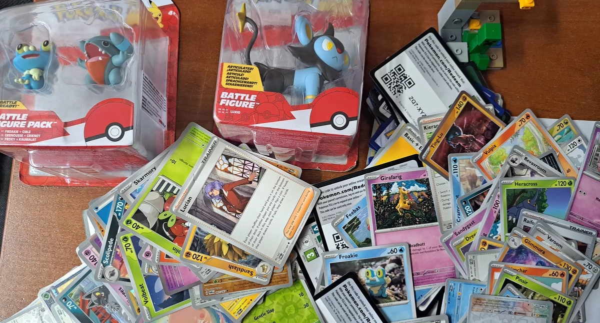 Na zdjęciu skradzione przedmioty, czyli karty kolekcjonerskie Pokemon / Fot. KPP Kępno