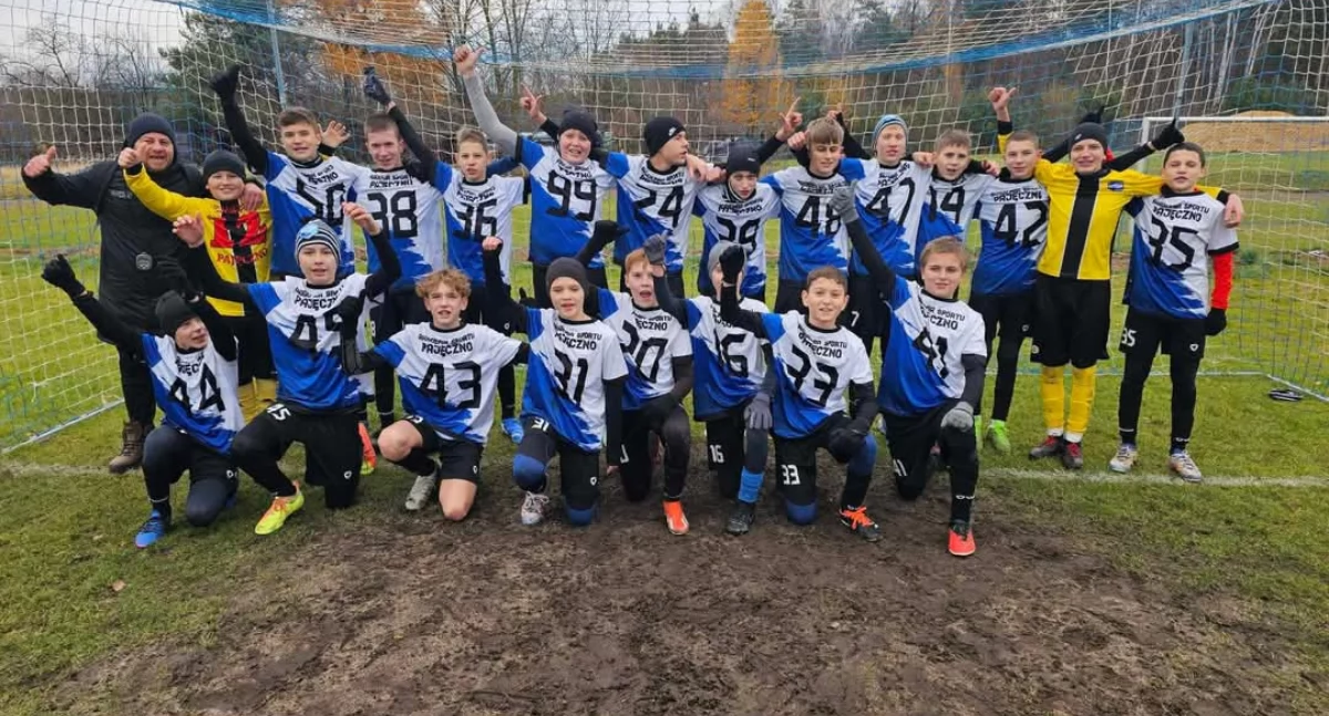 Na zdjęciu zawodnicy Akademii Sportu Pajęczno C2 Trampkarz, podopieczni trenera Łukasza Sierszenia, kolejny już zespół AS Pajęczno w lidze wojewódzkiej/fot. AS Pajęczno 
