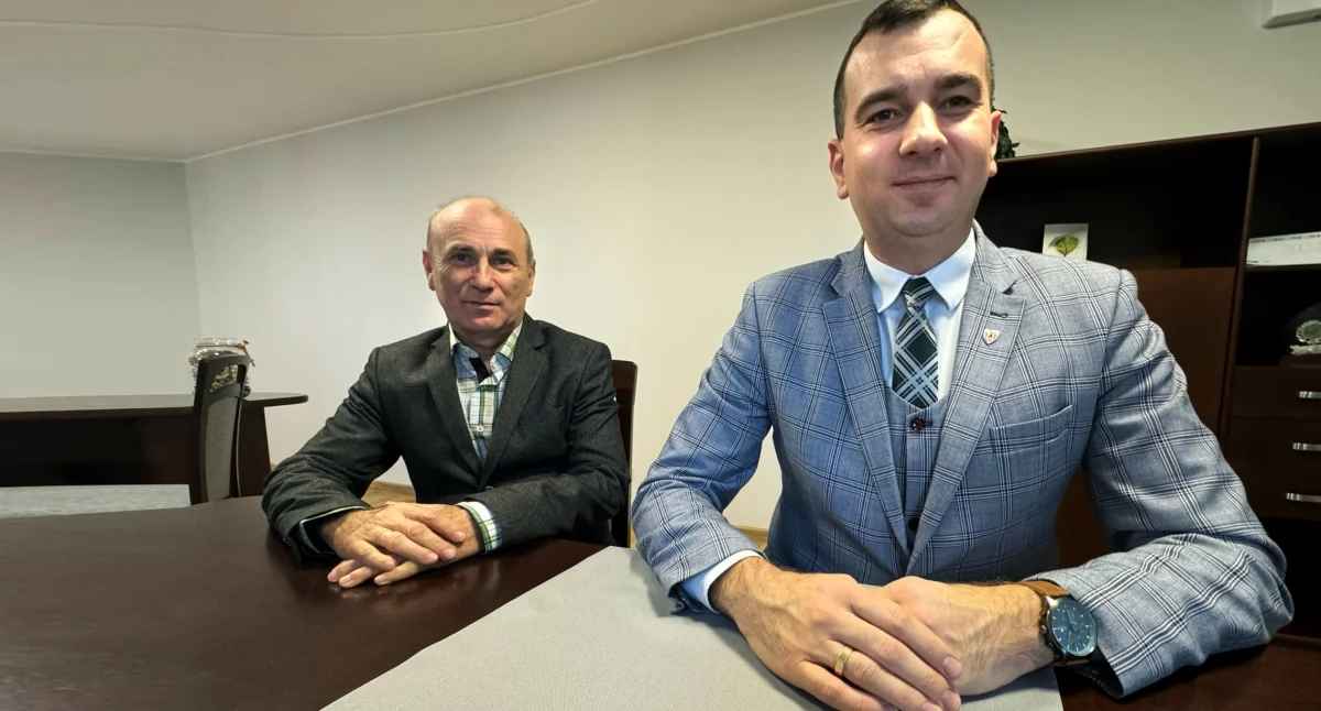 Na zdjęciu Jarosław Trojan, sekretarz gminy Siemkowice oraz Kamil Ceglarek, wójt gminy Siemkowice