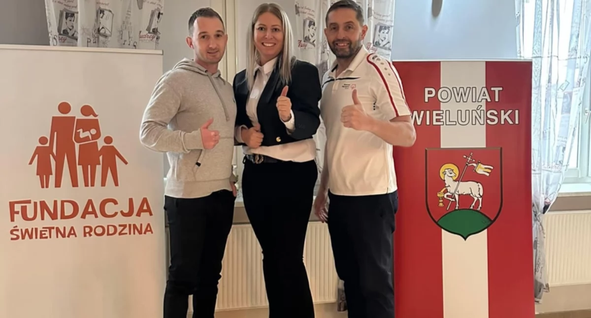Na zdjęciu uczestnicy turnieju gry w kręgle „Rodzina to świetna drużyna