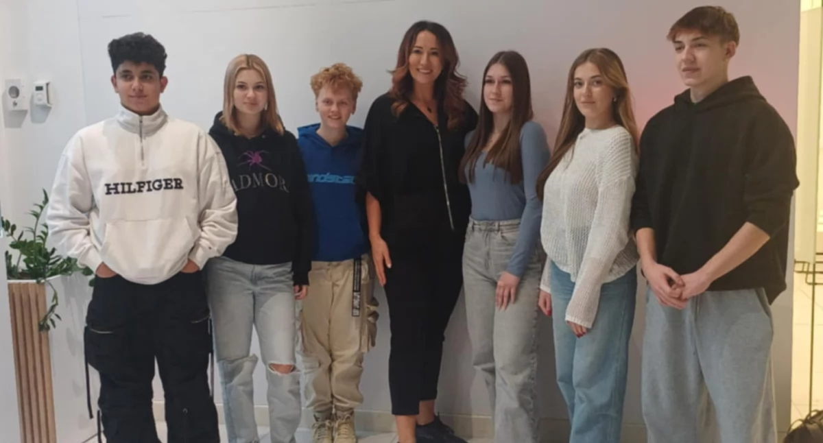 Na zdjęciu uczniowie kształcący się w zawodzie fryzjer w czasie szkolenia z  LOréal Professionnel Paris / fot.: kulisy.net