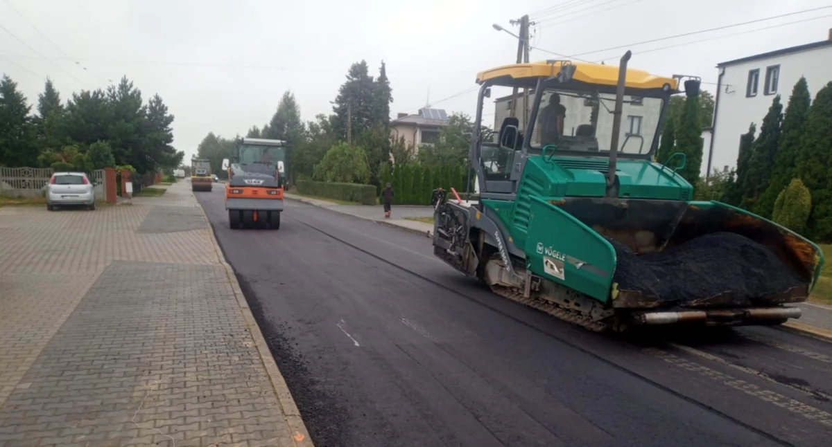 Na zdjęciu ekipy remontujące drogi w akcji/fot.: Urząd Miejski w Działoszynie