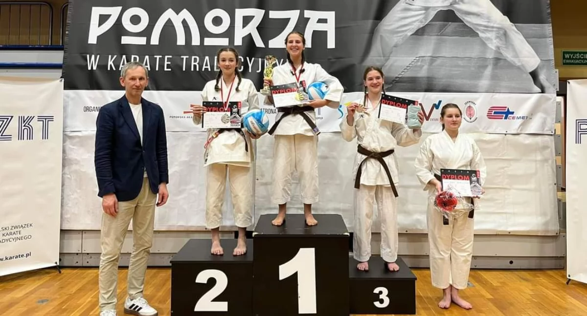 Na zdjęciu Alicja Wieteska na podium ze srebrnym medalem/fot. Klub Karate Tradycyjnego Wieluń 