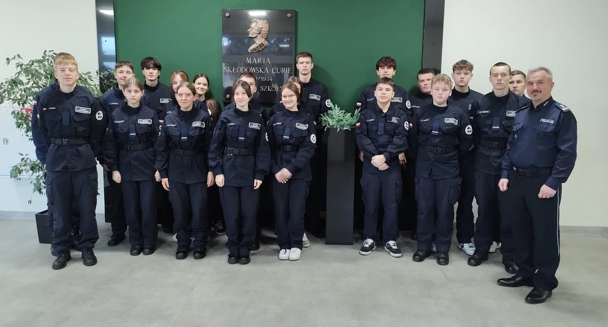 Na zdjęciu uczniowie podczas spotkania z komendantem pajęczańskiej policji / Fot. KPP Pajęczno 