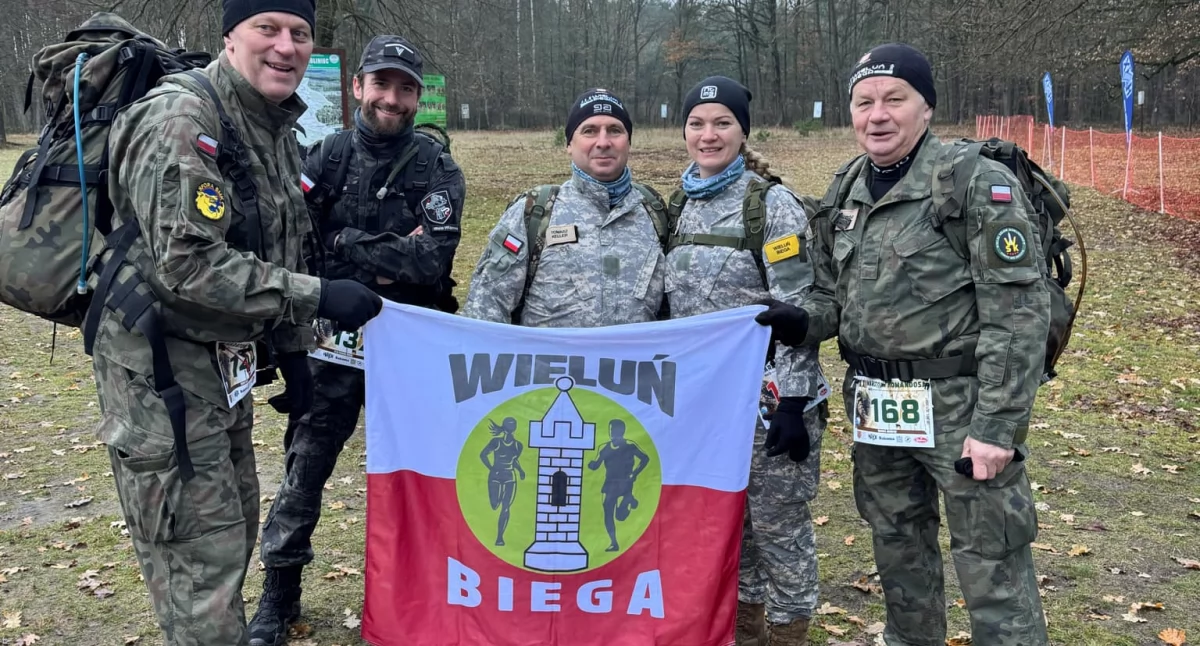 Na zdjęciu piątka reprezentantów Stowarzyszenia Wieluń Biega podczas Maratonu Komandosa, od lewej - Robert Kaja, Tomasz Rolnik, Tomasz Keller, Izabela Keller, Ryszard Jeziorny/ fot. Wieluń Biega oraz wieluńscy reprezentanci podczas Maratonu Komandosa (wszystkie)