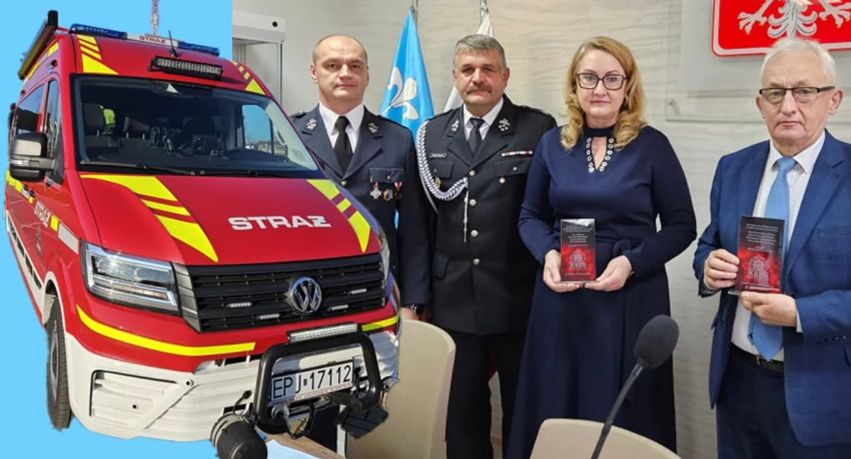 Zdjęcie nowego wozu, przedstawicieli jednostki i władz samorządowych/ fot.: OSP Sulmierzyce