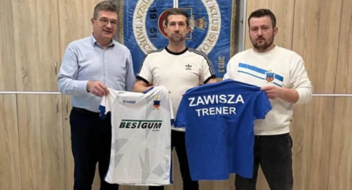 Na zdjęciu od lewej - burmistrz Pajęczna Dariusz Tokarski, trener Mateusz Łuczak oraz prezes Zawiszy Pajęczno, Michał Sojda/fot. Zawisza Pajęczno 