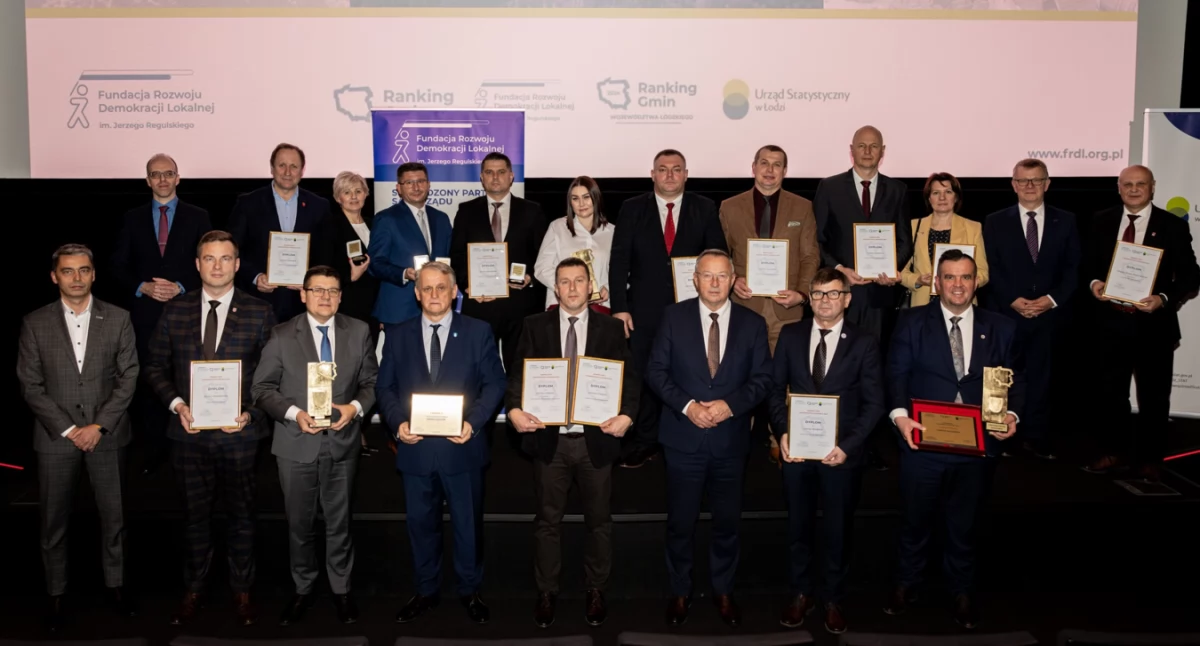 zdjęcie z gali wręczenia nagród na Rankingu Gmin Województwa Łódzkiego / źródło: frdl-lodz.pl