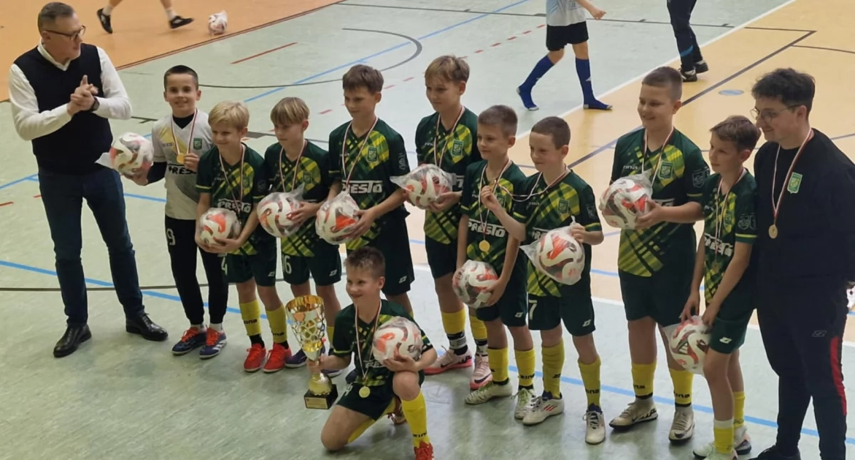 Na zdjęciu zwycięzcy sieradzkiego turnieju o Puchar Prezydenta Miasta, Pogoń Zduńska Wola, w barwach której grają wieluniacy - Marcin Wełna, Fabian Apanasiewicz oraz Franek Szczesny/fot. Damian Szczesny, AS Pajęczno, WKS Wieluń Sekcje Młodzieżowe 