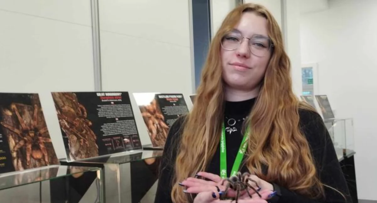 Na zdjęciu opiekunka wystawy Kinga Jędrzejczak z podopieczną Rózią/fot.: Joanna Major