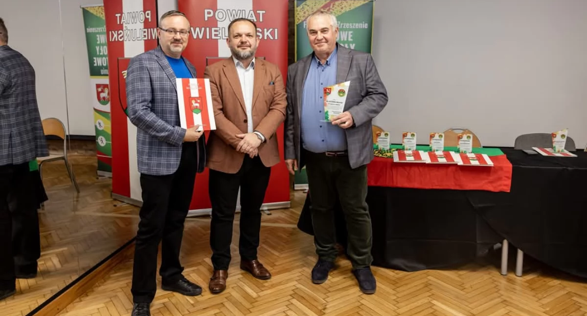 Na zdjęciu od lewej, trener grup młodzieżowych Victorii Skomlin - Damian Orłowski, starosta powiatu wieluńskiego Maciej Bryś oraz prezes Victorii Skomlin, Adam Spodymek/ fot. Anna Strózik (wszystkie)