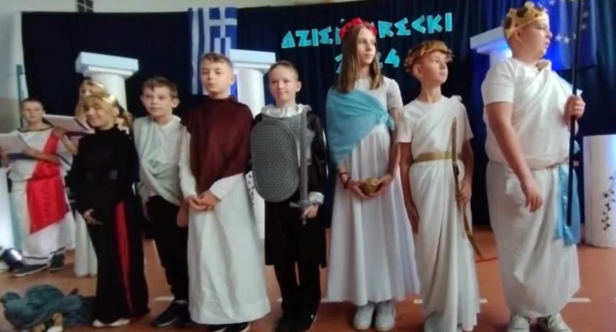 Na zdjęciu uczniowie SP w Ostrówku jako greccy bogowie/fot.: Joanna Major
