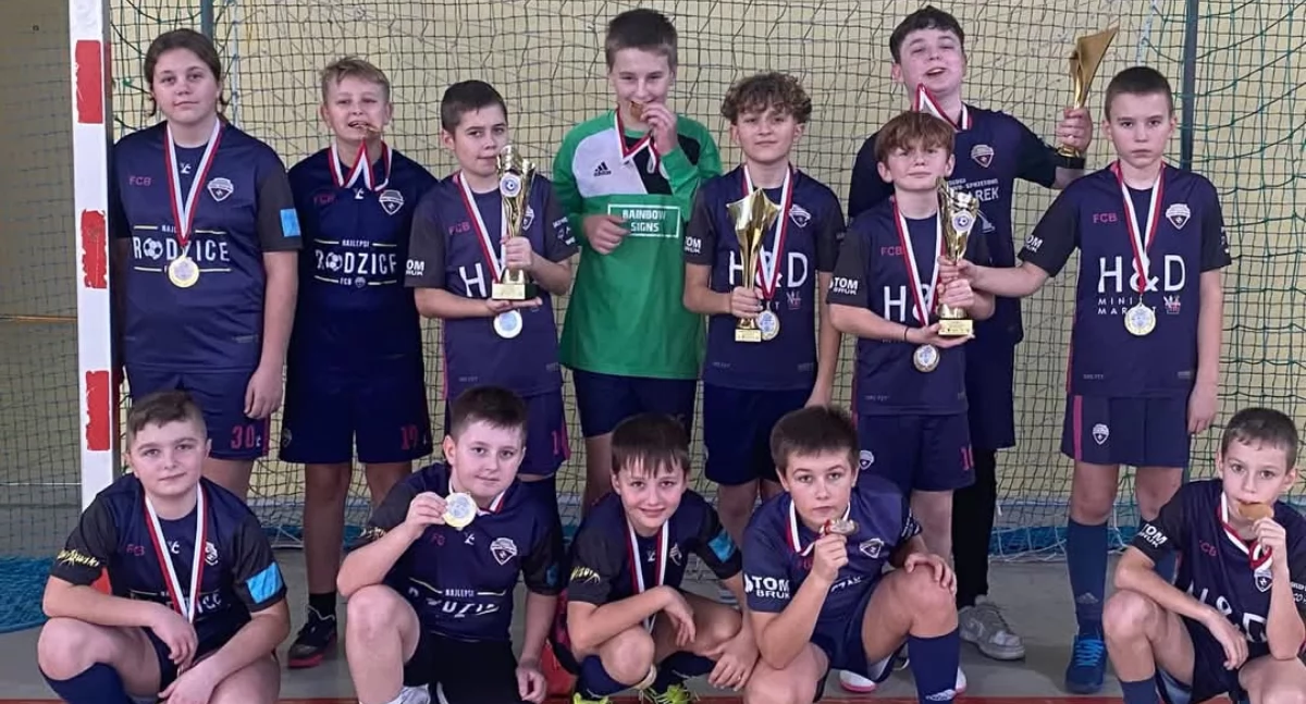 Zwycięzcy halowego turnieju piłki nożnej w Uniejowie - FC BONUS / archiwum prywatne FC BONUS (wszystkie)