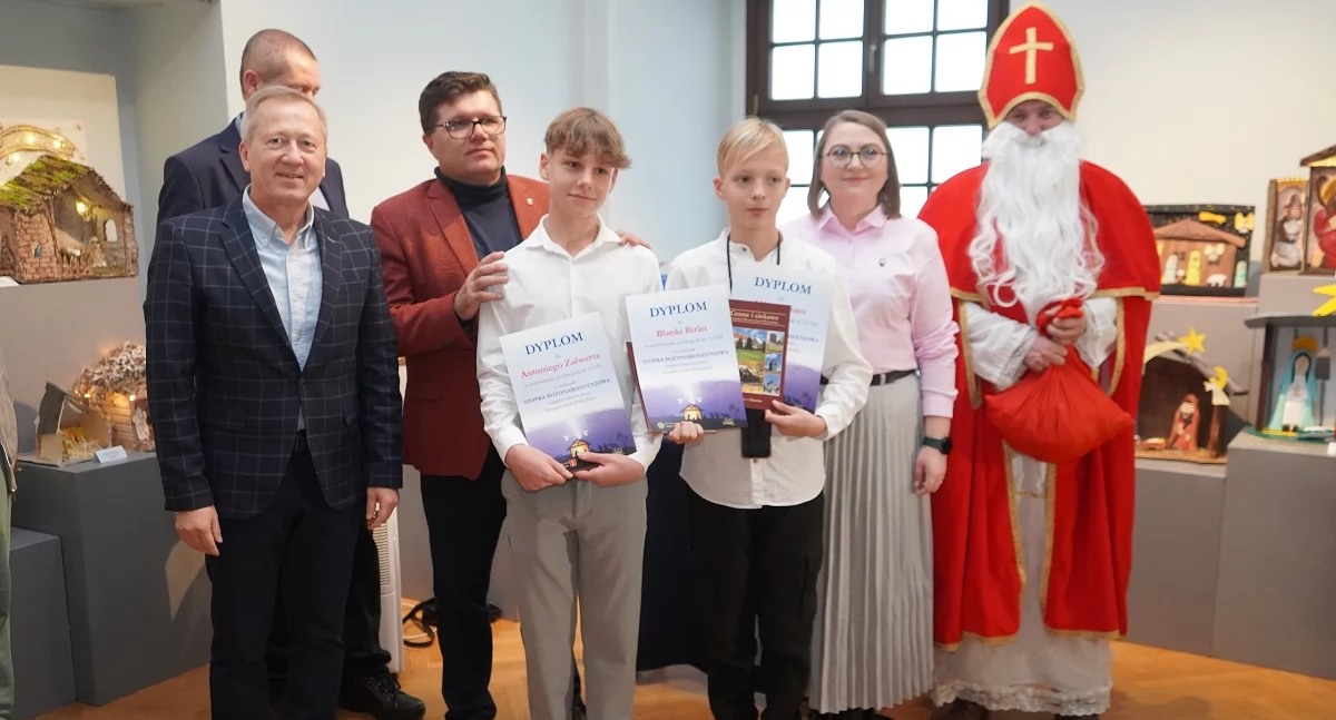 Na zdjęciu goście i laureaci konkursu w towarzystwie Świętego Mikołaja/fot.: M. Gogola MZW