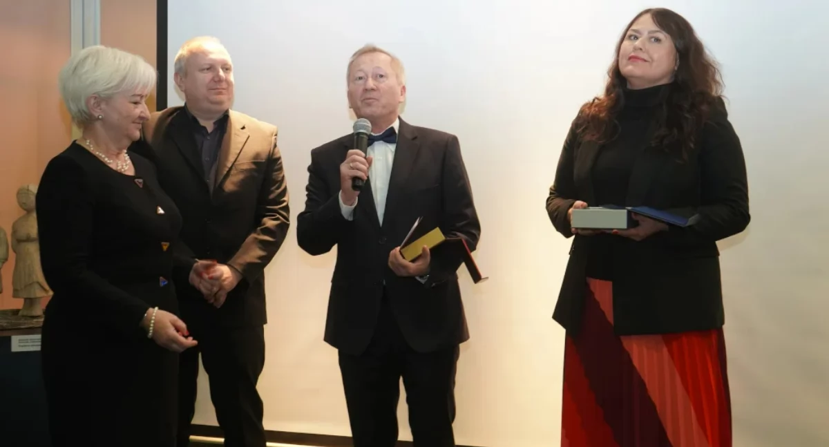 Na zdjęciu Jan Książek (przy mikrofonie) tuż po odebraniu nagrody z rąk wojewody łódzkiego Doroty Ryl (pierwsza od lewej) / fot.: archiwum muzeum