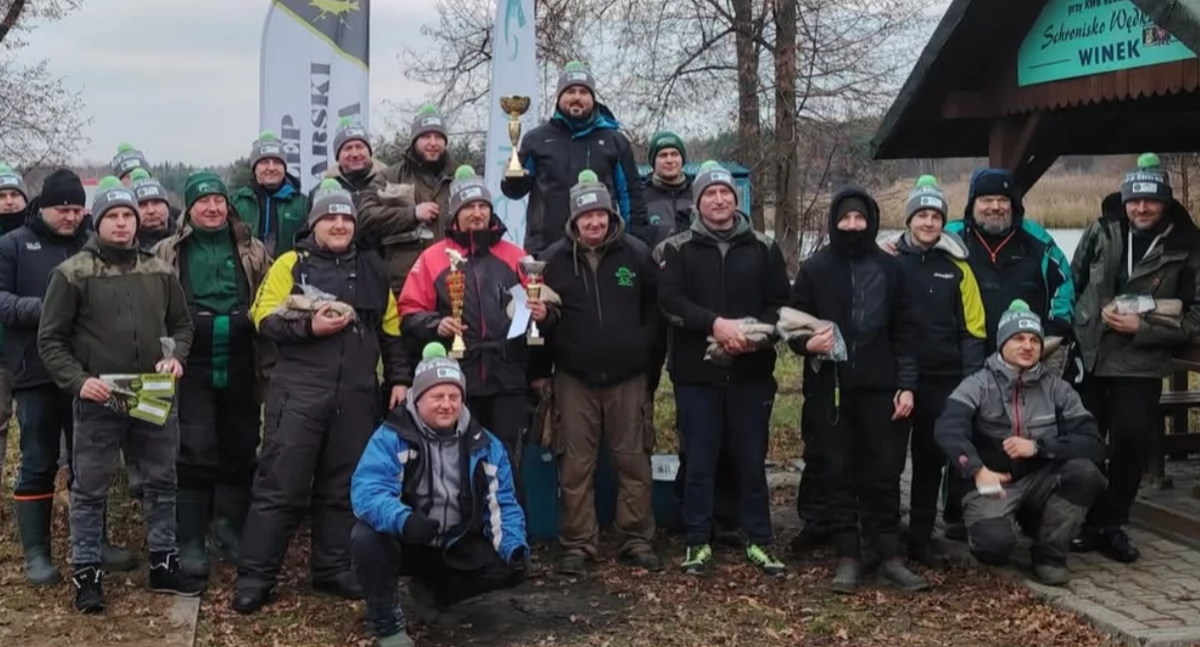 Na zdjęciu uczestnicy wędkarskiej rywalizacji na zbiorniku Winiek/fot. Stowarzyszenie Wędkarskie „Jazgarz
