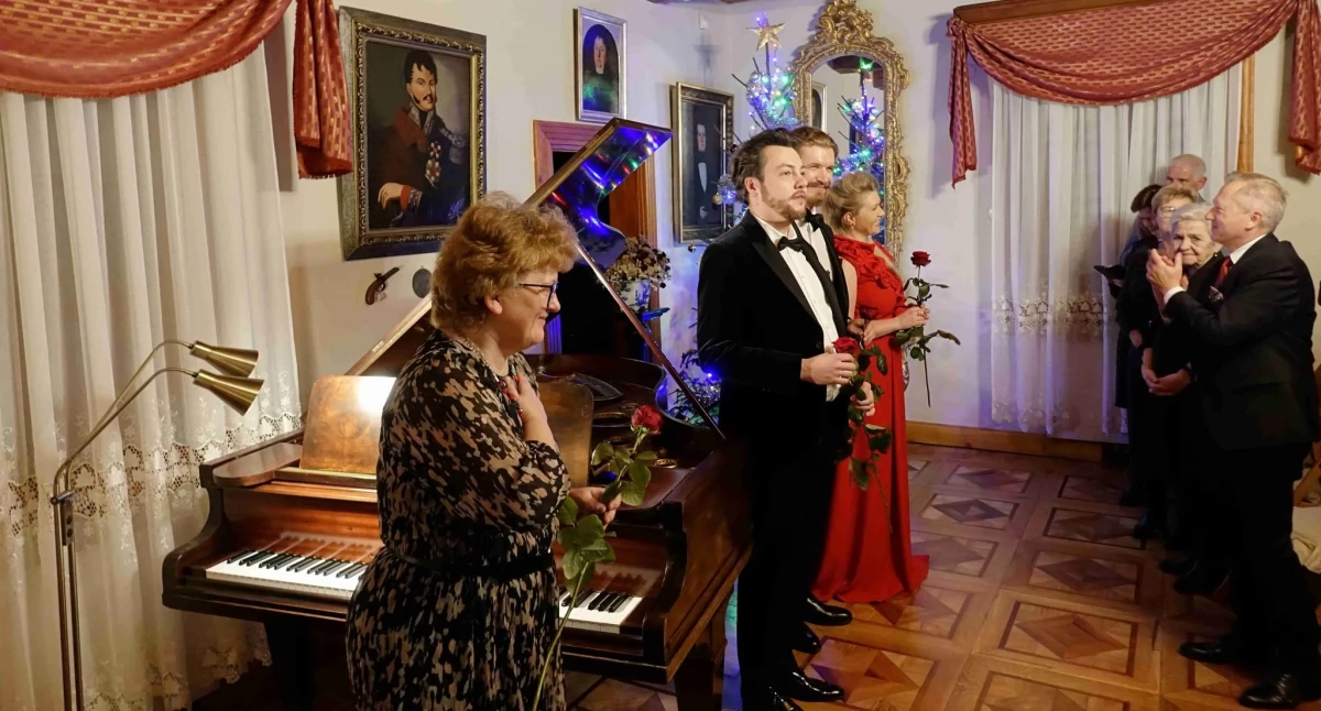 zdjęcie przedstawiające zakończenie koncertu. / fot.: Wojciech Knaga, archiwum Muzeum Ziemi Wieluńskiej w Wieluniu