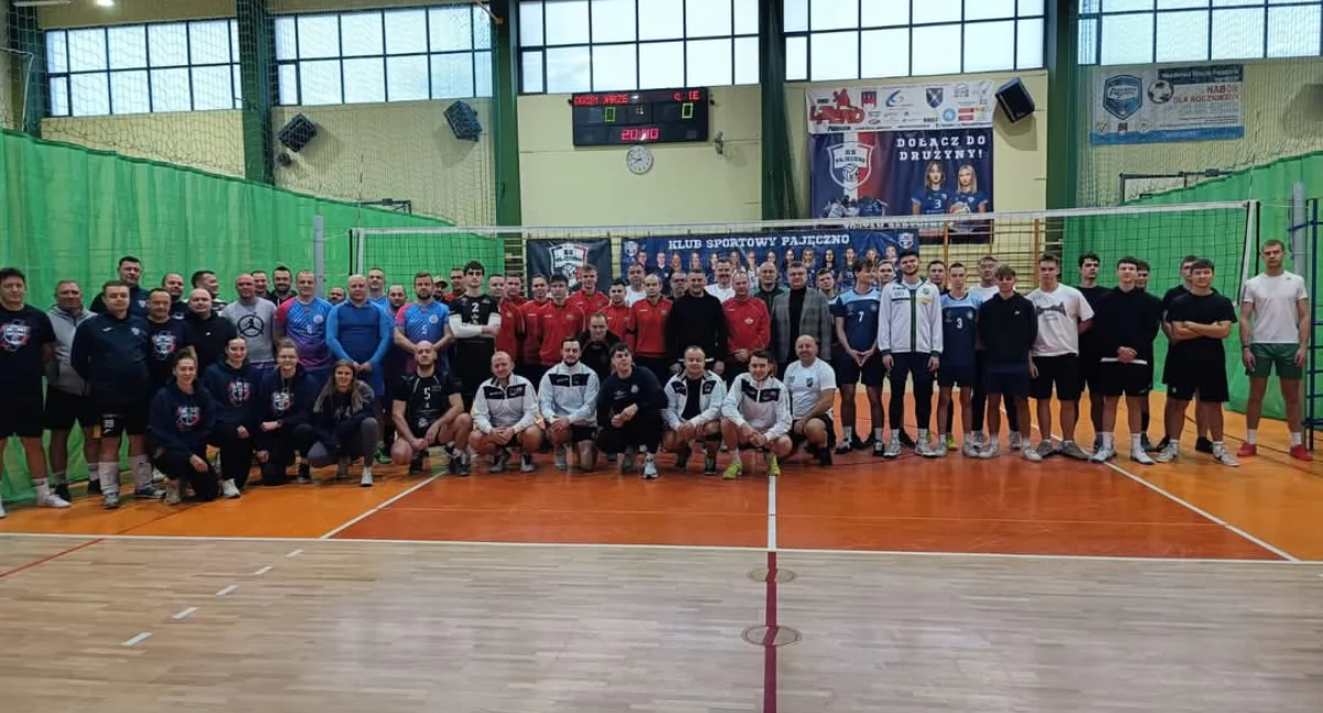 Na zdjęciu uczestnicy uczestnicy Siatkarskiego Turnieju Mikołajkowego w Pajęcznie/ fot. Powiat Pajęczański ( wszystkie )