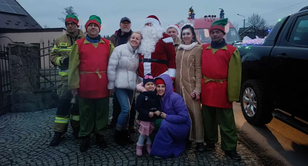 zdjęcie przedstawiające akcję mikołajkową w Walkowie / fot.: archiwum KGW w Walkowie