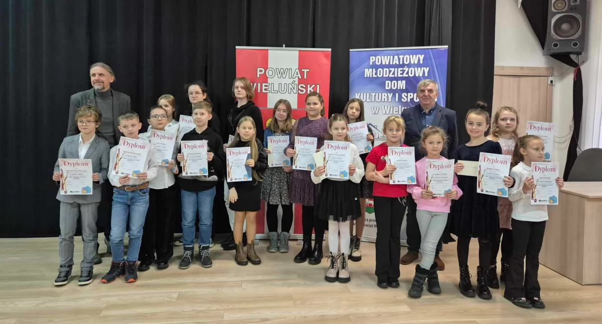 zdjęcie wykonane podczas ogłoszenia wyników konkursu, przedstawia uczestników i organizatorów / fot.: Karolina Trąpczyńska