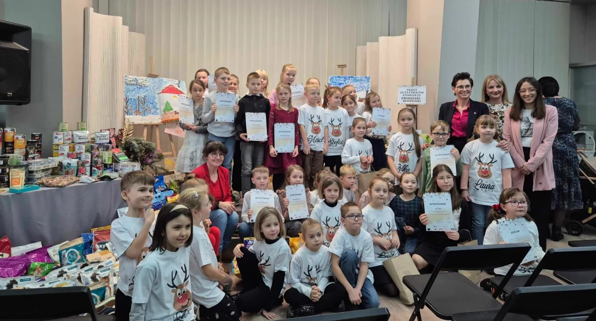 zdjęcie przedstawia dzieci biorące udział w akcji, Romę Czyż, Joannę Sktonicką-Fiuk oraz pracownicy biblioteki / fot.: Karolina Trąpczyńska