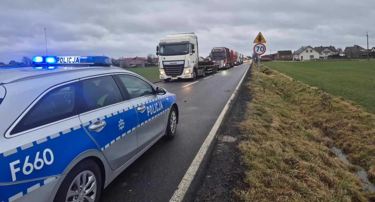 zdjęcie przedstawiające zablokowaną drogę po opisywanym wypadku. / fot.: Karolina Trąpczyńska