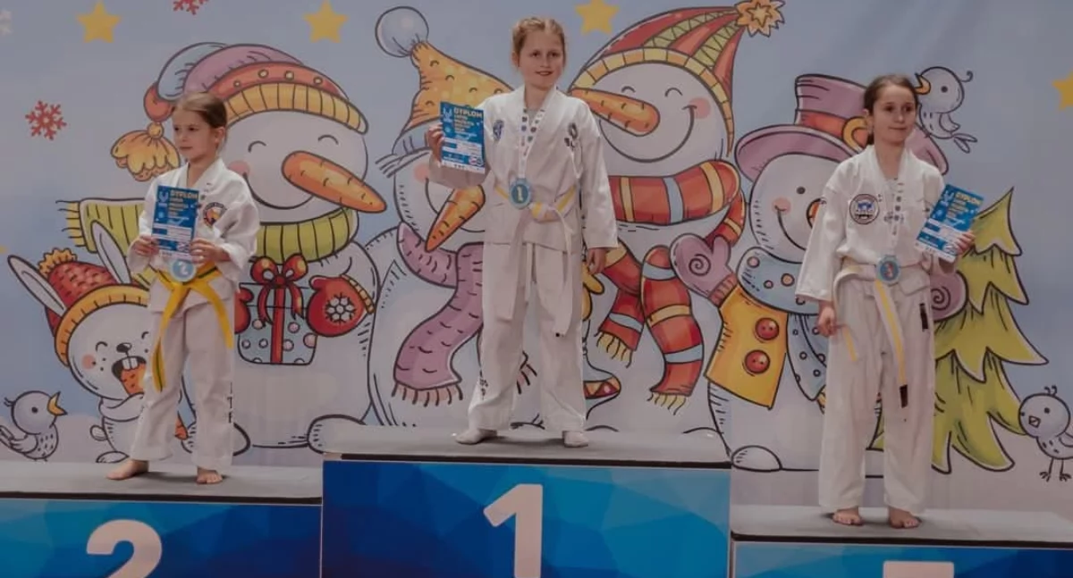 Na podium zawodniczki wieluńskiego klubu Taekwon-do SKT.Niedźwiedź/ fot. SKT.Niedźwiedź ( wszystkie )