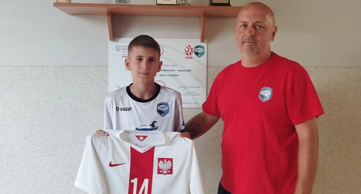 Do wygrania w konkursie Akademii Sportu Pajęczno jest koszulka reprezentacji Polski/ fot. AS Pajęczno 