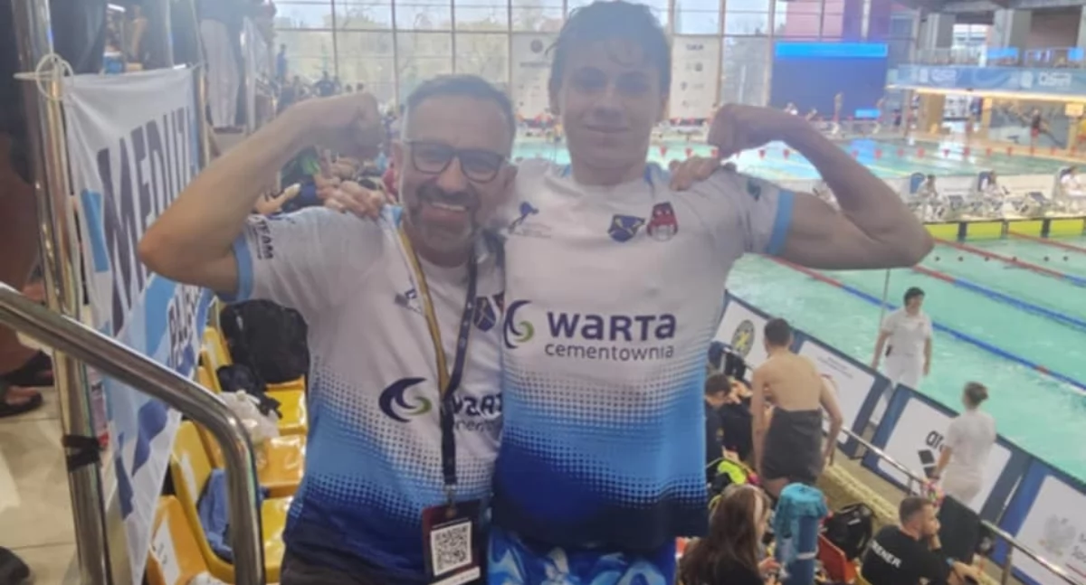 Na zdjęciu Filip Smolarek wraz ze swoim trenerem Pawłem Wolskim / fot. Meduza Pajęczno 