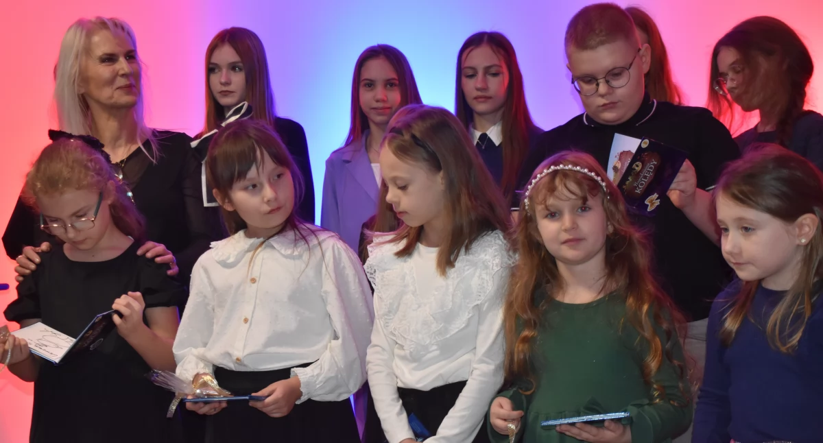 Na zdjęciu młode talenty i kierowniczka ogniska muzycznego w Pajęcznie/fot.: Joanna Major